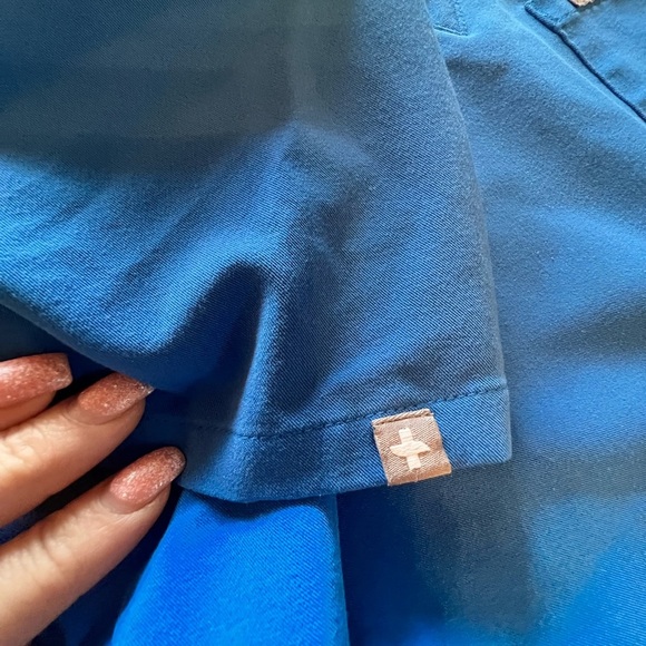 2pc bundle of FIGS Scrub Tops - Picture 11 of 16